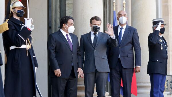 Le président français Emmanuel Macron pose avec les dirigeants intérimaires de la Libye Mohamed El-Menfi et Musa al-Koni - Sputnik Afrique
