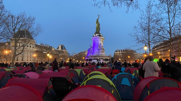 Campement de migrants Place de la République à Paris - Sputnik Afrique