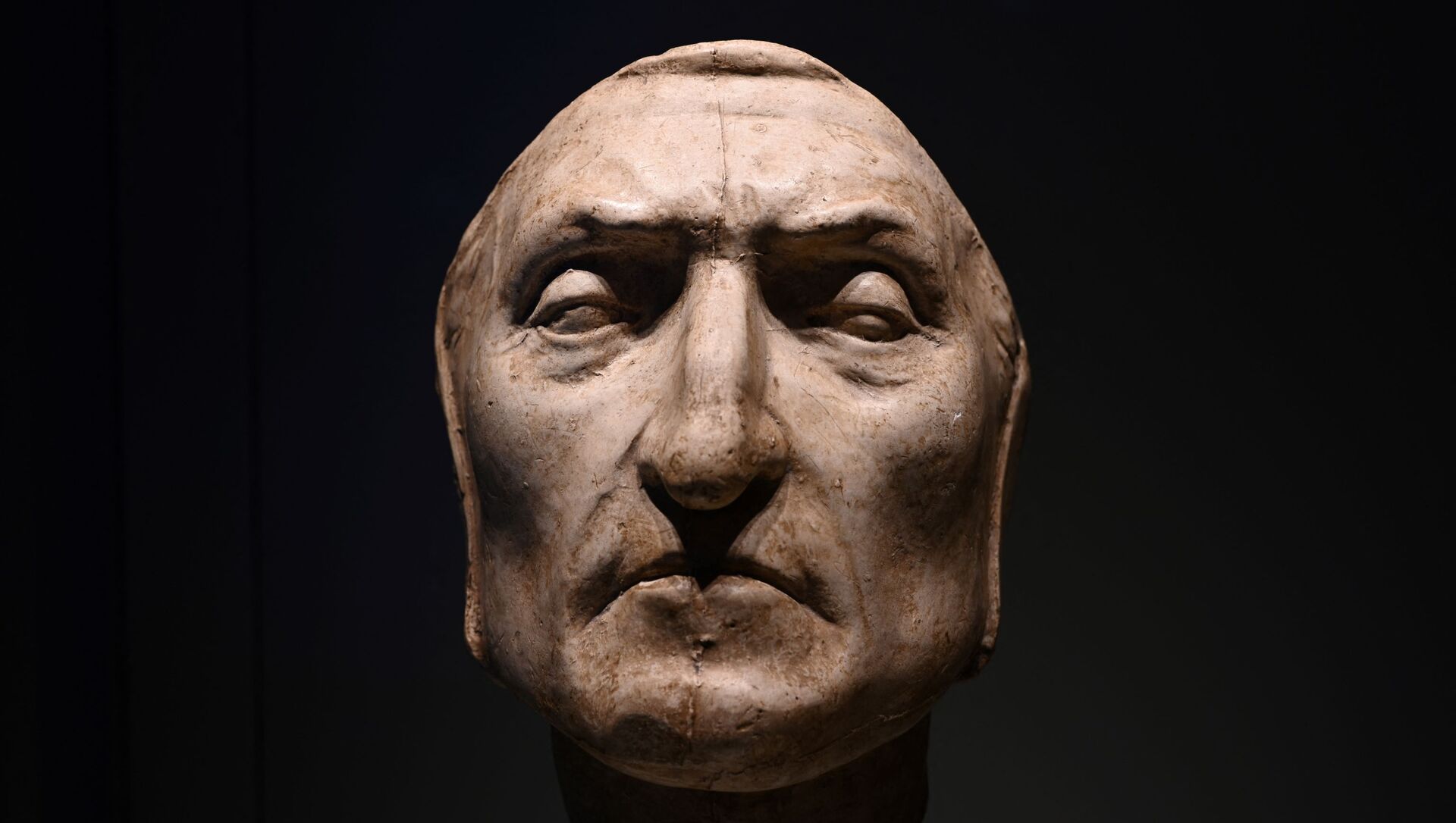 Masque de Dante Alighieri pour les 700 ans de l'anniversaire de sa mort (Florence ) - Sputnik Afrique, 1920, 26.03.2021