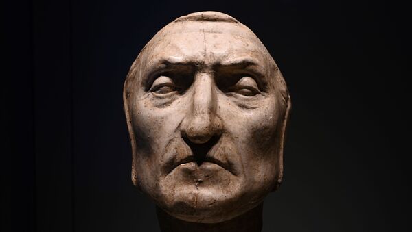 Masque de Dante Alighieri pour les 700 ans de l'anniversaire de sa mort (Florence ) - Sputnik Afrique