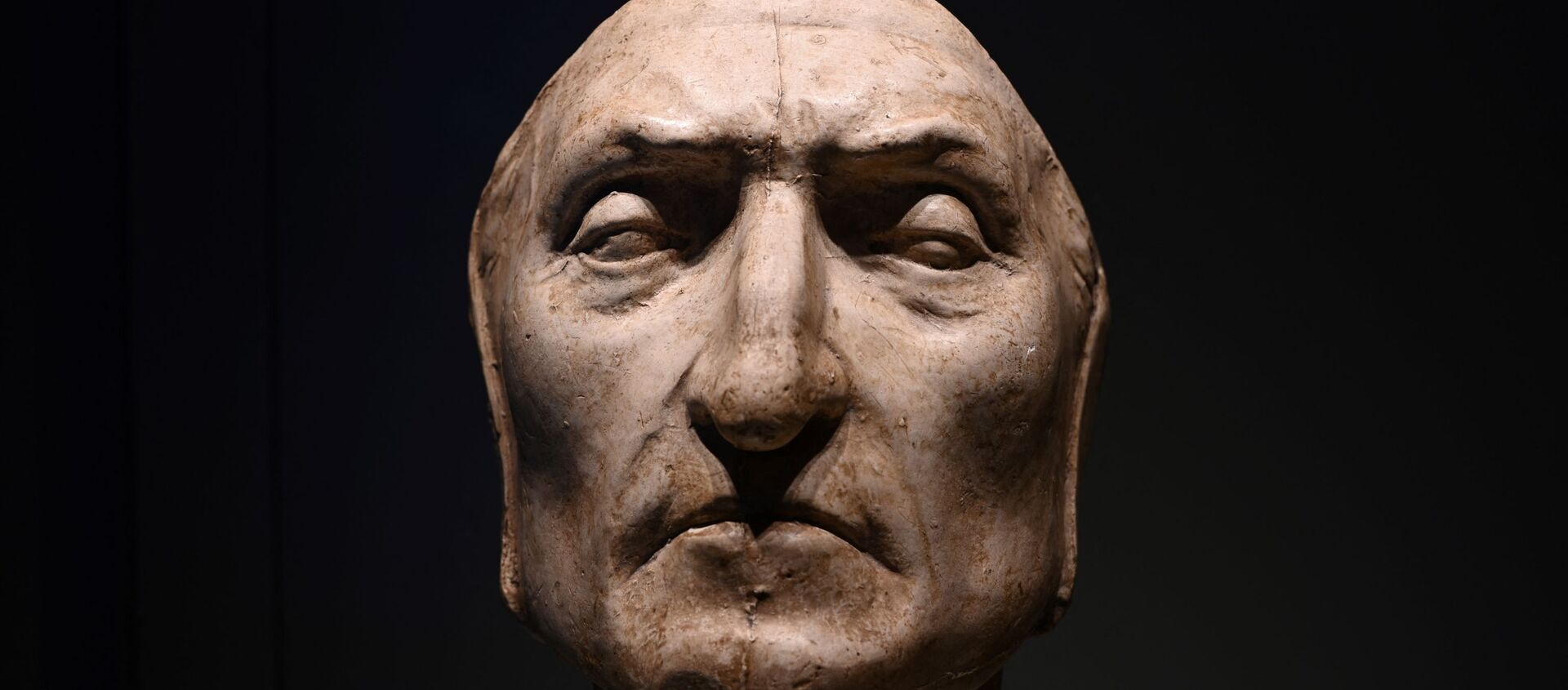 Masque de Dante Alighieri pour les 700 ans de l'anniversaire de sa mort (Florence ) - Sputnik Afrique, 1920, 26.03.2021