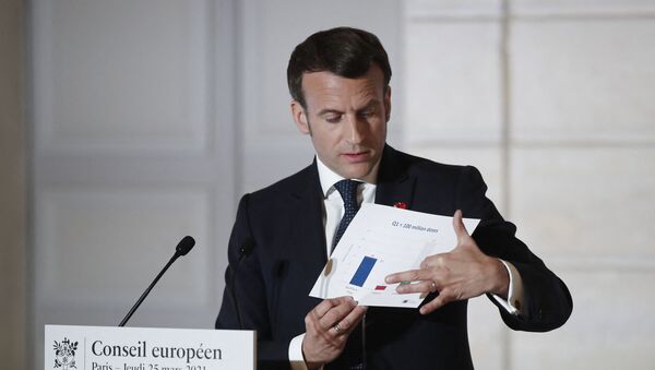 Le président français Emmanuel Macron montre un graphique des doses de vaccin Covid-19, lors d'une conférence de presse après un sommet de l'Union européenne (UE), le 25 mars 2021. - Sputnik Afrique