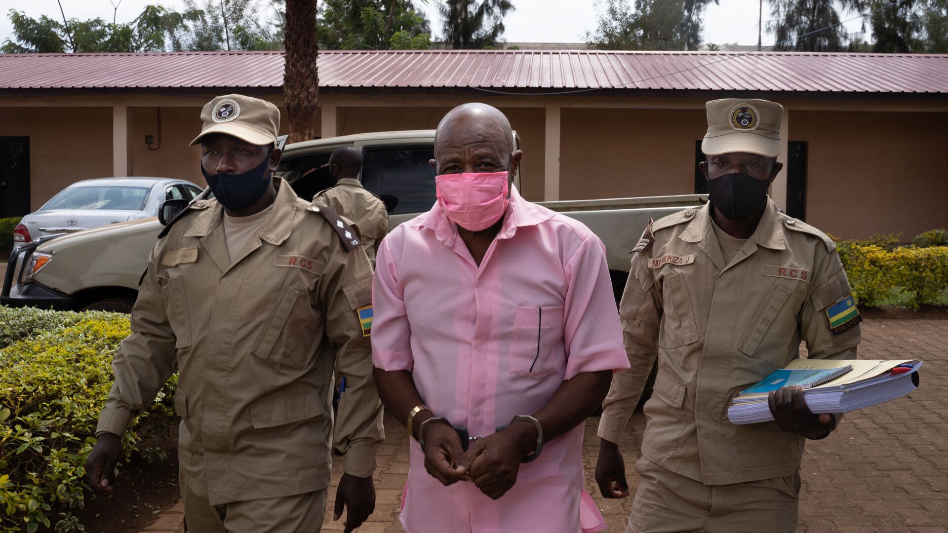 Paul Rusesabagina, en uniforme rose de détenu, arrive à la Cour de justice de Nyarugenge à Kigali, le 2 octobre 2020 - Sputnik Afrique, 1920, 27.03.2021