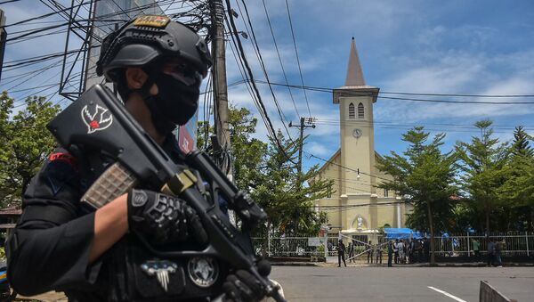 Un policier près de la cathédrale de la ville indonésienne de Makassar - Sputnik Afrique