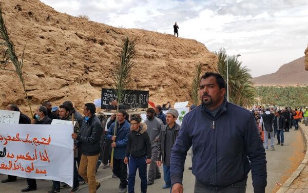 Des vues de la marche et du sit-in qui s’en est suivi, jeudi 18 mars à Figuig, à l'extrême-est du Maroc - Sputnik Afrique