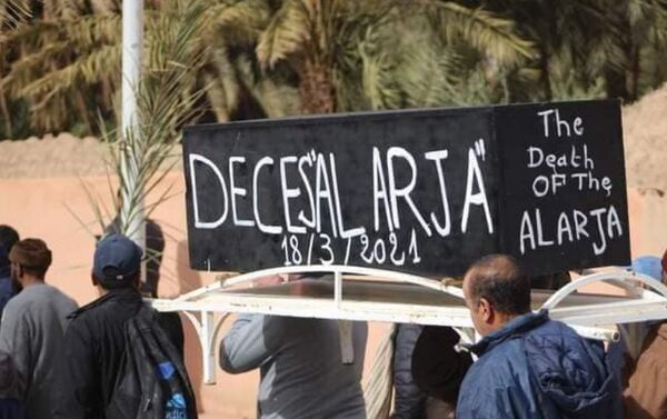 Des vues de la marche et du sit-in qui s’en est suivi, jeudi 18 mars à Figuig, à l'extrême-est du Maroc. - Sputnik Afrique