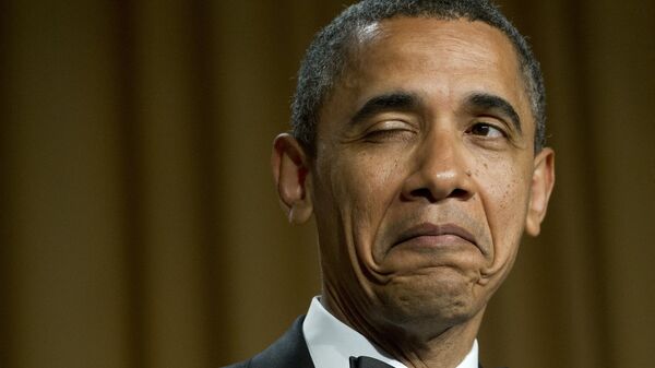 Президент США Барак Обама подмигивает, рассказывая анекдот о месте своего рождения во время ужина Ассоциации корреспондентов Белого дома в Вашингтоне, 2012 год  - Sputnik Afrique