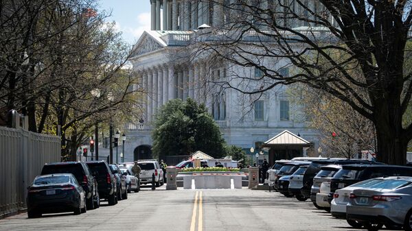 U.S. Capitol Police investigate following a security threat at the U.S. Capitol in Washington, U.S., April 2, 2021. REUTERS/Al Drago - Sputnik Afrique
