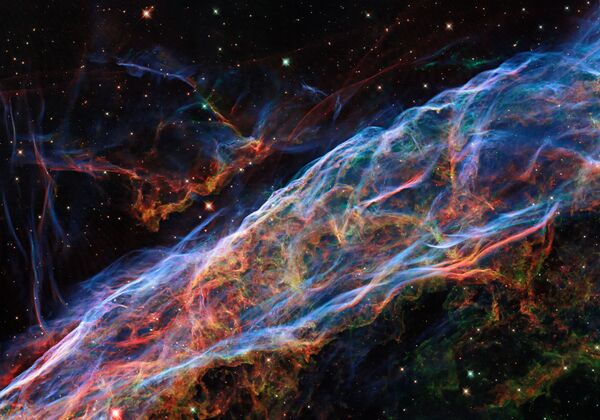 Une nouvelle image de la nébuleuse diffuse du Voile, énorme vestige de supernova dans la constellation du Cygne. - Sputnik Afrique