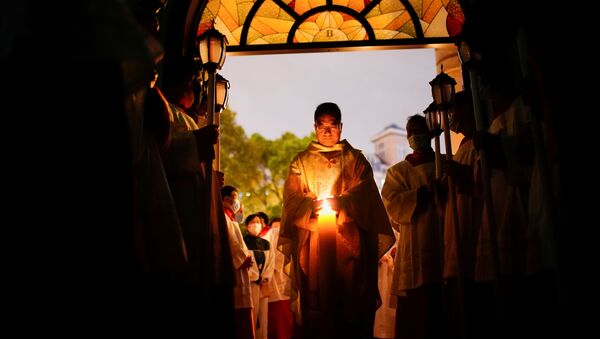 Les catholiques chinois assistent à la veillée pascale en pleine épidémie de Covid-19 dans une église catholique de Shanghaï, Chine, le 3 avril 2021. - Sputnik Afrique