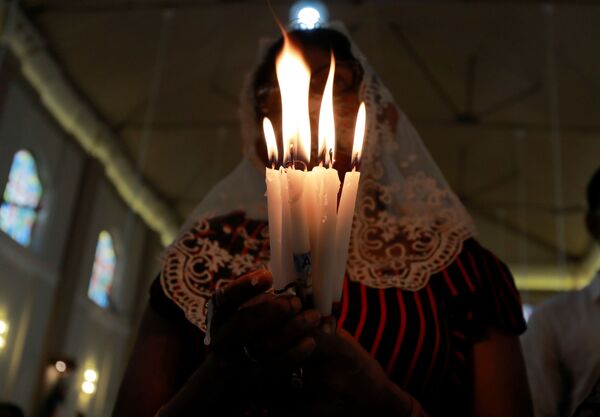 Un fidèle assiste à une messe du dimanche de Pâques à l'église Saint-Sébastien, un des édifices religieux attaqués à la bombe le dimanche de Pâques 21 avril 2019, à Katuwapitiya, Sri Lanka, le 4 avril 2021. - Sputnik Afrique