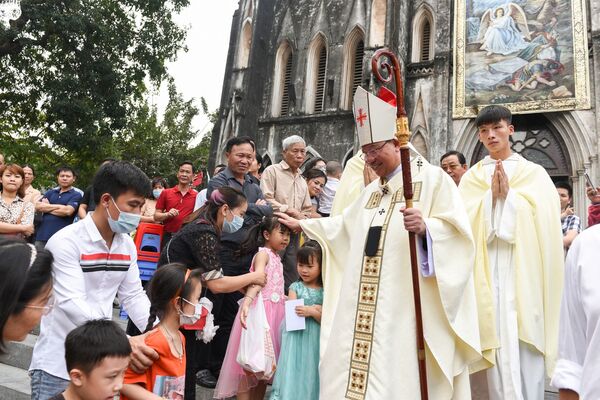 L'évêque Joseph Vu Van Thien salue les fidèles après une messe du dimanche de Pâques à la cathédrale Saint-Joseph de Hanoï, Vietnam, le 4 avril 2021. - Sputnik Afrique