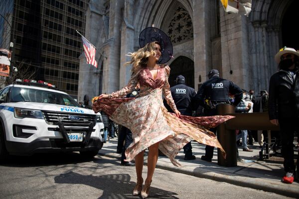 Une femme assiste à la parade annuelle de Pâques et au Bonnet Festival sur la Cinquième Avenue, en pleine pandémie de Covid-19, à New York, États-Unis, le 4 avril 2021. - Sputnik Afrique