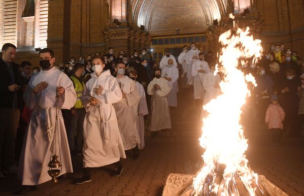 Croyants et ecclésiastiques lors du service pascal dans la cathédrale catholique de l'Immaculée-Conception de Moscou. - Sputnik Afrique