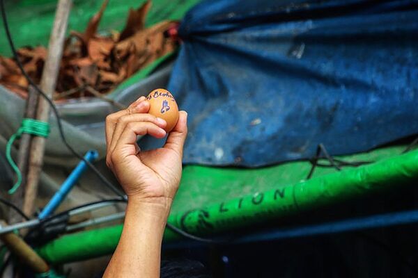 Cette photo reçue d'une source anonyme via Facebook le 4 avril 2021 montre un manifestant qui tient un œuf portant un message de soutien aux manifestations contre le coup d'État militaire, lors d'une manifestation dans le canton d'Insein, Rangoun, Birmanie. - Sputnik Afrique