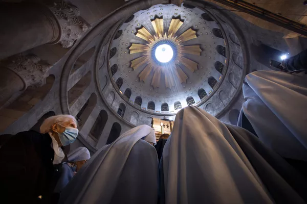 Une femme portant un masque assiste à une messe du dimanche de Pâques dirigée par le patriarche Pierbattista Pizzaballa à l'église du Saint-Sépulcre, où, comme le croient de nombreux chrétiens, Jésus a été crucifié, enterré puis a ressuscité, Jérusalem, le dimanche 4 avril 2021. Une femme portant un masque assiste à une messe du dimanche de Pâques dirigée par le patriarche Pierbattista Pizzaballa à l'église du Saint-Sépulcre, où, comme le croient de nombreux chrétiens, Jésus a été crucifié, enterré puis a ressuscité, Jérusalem, le dimanche 4 avril 2021. - Sputnik Afrique