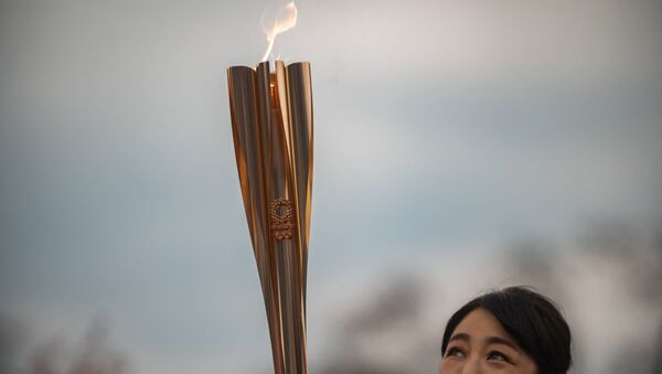 L'actrice japonaise Momoko Kikuchi regarde la torche olympique - Sputnik Afrique