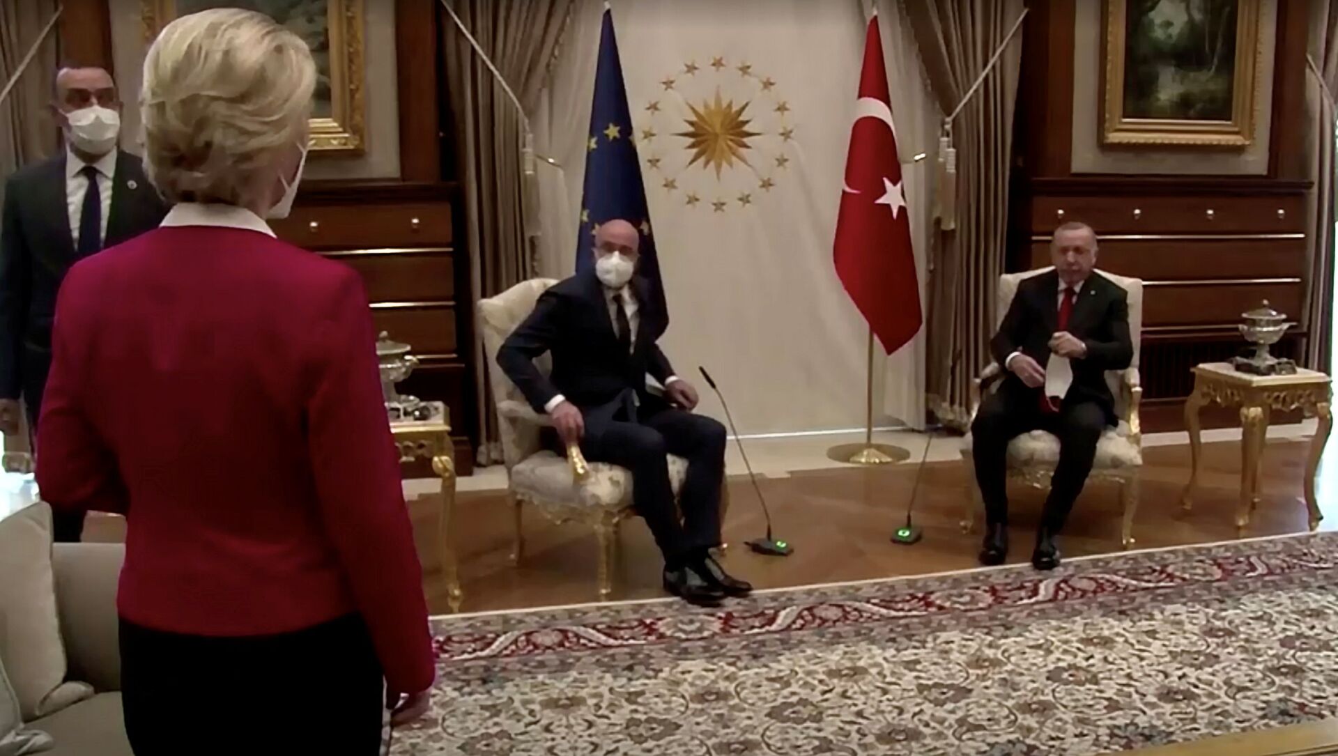 Ursula von der Leyen se tient debout alors que Charles Michel et Recep Tayyip Erdogan, prennent place à Ankara, le 6 avril 2021 - Sputnik Afrique, 1920, 26.04.2021