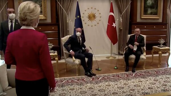 Ursula von der Leyen se tient debout alors que Charles Michel et Recep Tayyip Erdogan, prennent place à Ankara, le 6 avril 2021 - Sputnik Afrique