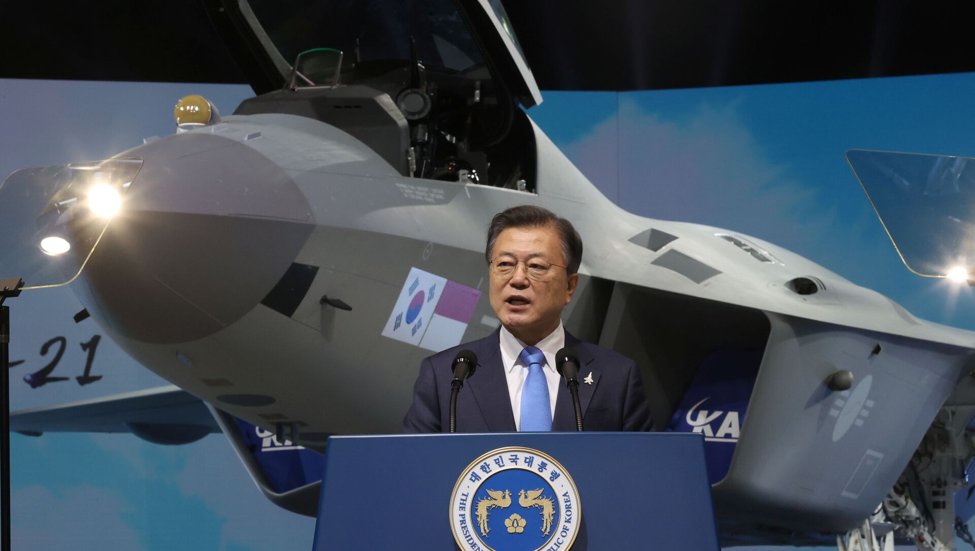 Moon Jae-in lors de la présentation du prototype du chasseur sud-coréen KF-21 à Sacheon, 9 avril 2021 - Sputnik Afrique, 1920, 10.04.2021
