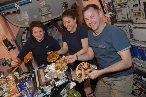 Pizza, glace, salade: que mange-t-on à bord de l'ISS? - Sputnik Afrique