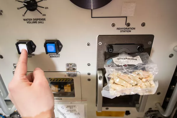 Pizza, glace, salade: que mange-t-on à bord de l'ISS? - Sputnik Afrique