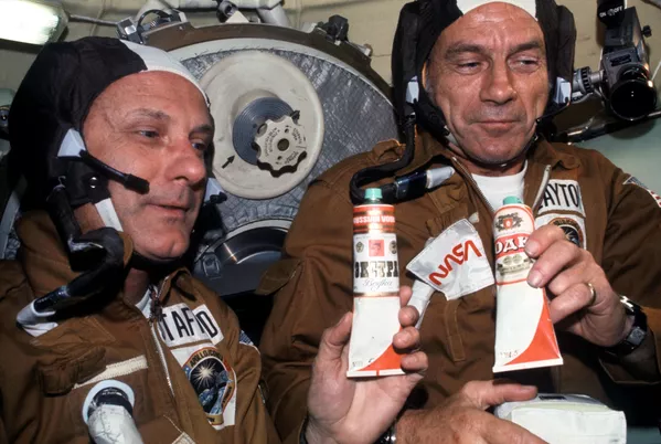 Pizza, glace, salade: que mange-t-on à bord de l'ISS? - Sputnik Afrique