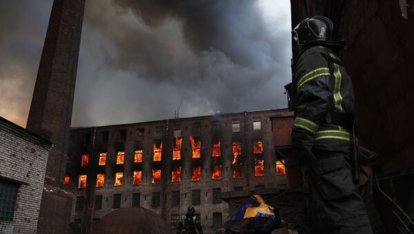Un incendie à la fabrique historique Nevskaïa Manoufaktoura de Saint-Pétersbourg, le 12 avril 2021 - Sputnik Afrique