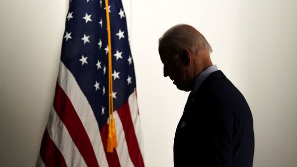 Le Président américain Joe Biden quitte la salle après avoir parlé de l'emploi et de l'économie à la Maison Blanche à Washington, États-Unis, le 7 avril 2021. REUTERS/Kevin Lamarque - Sputnik Afrique