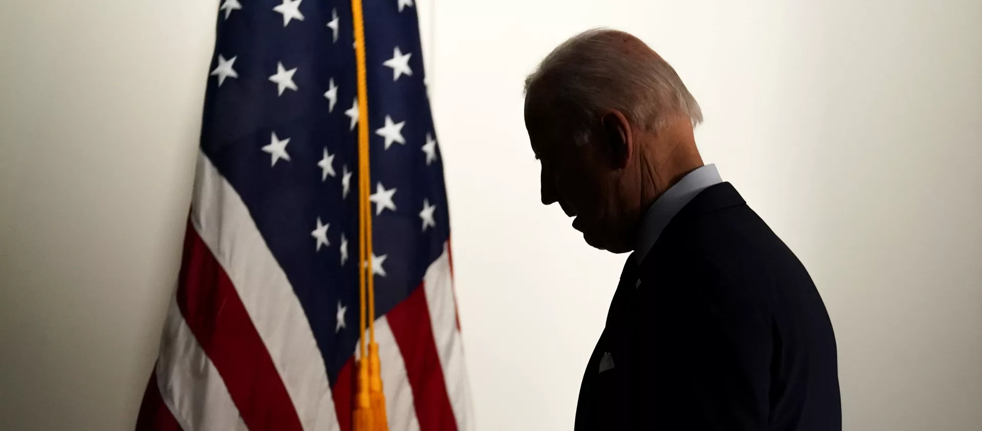Le Président américain Joe Biden quitte la salle après avoir parlé de l'emploi et de l'économie à la Maison Blanche à Washington, États-Unis, le 7 avril 2021. REUTERS/Kevin Lamarque - Sputnik Afrique, 1920, 21.05.2021