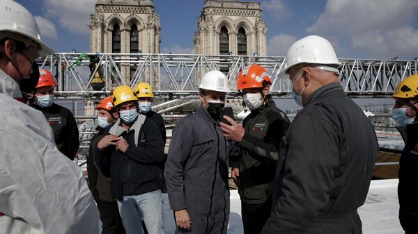 Emmanuel Macron sur le chantier de Notre-Dame de Paris, le 15 avril 2021 - Sputnik Afrique