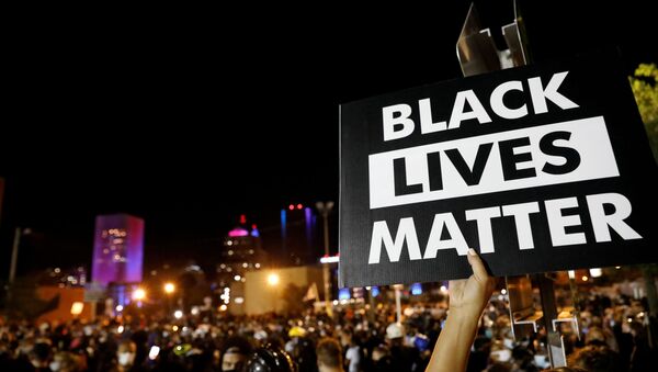 Une pancarte de Black Lives Matter tenue par un manifestant à New York, le 6 septembre 2020 - Sputnik Afrique