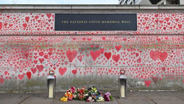 Mur commémoratif national  en mémoire des victimes du Covid sur la digue de la rive sud de la Tamise à Londres, le 8 avril 2021. - Sputnik Afrique