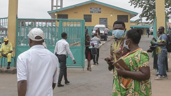 Des gens devant l'entrée de l'hôpital de Yaoundé  - Sputnik Afrique