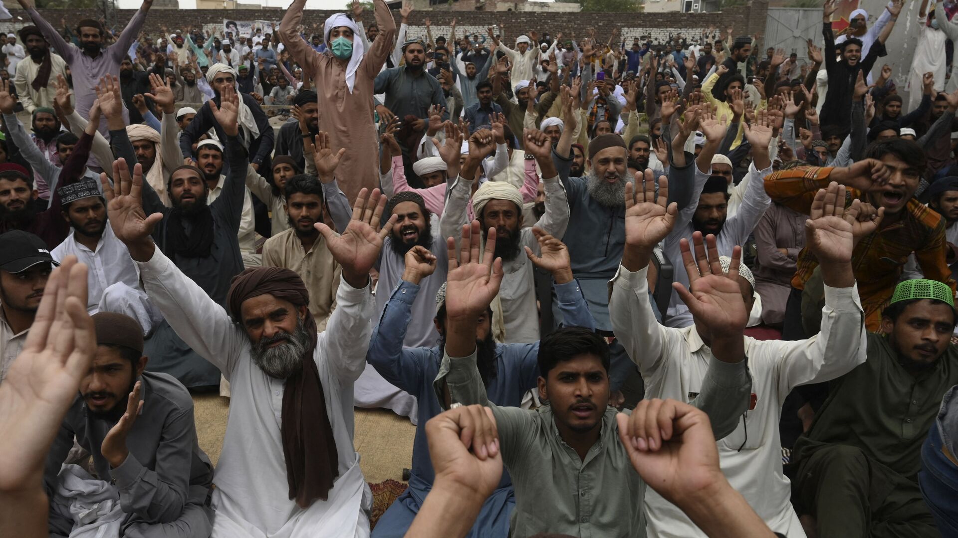 Des partisans du parti politique extrémiste Tehreek-e-Labbaik Pakistan (TLP) scandent des slogans en bloquant une rue lors d'une manifestation après l'arrestation de leur leader suite à ses appels à l'expulsion de l'ambassadeur de France, à Lahore le 16 avril 2021. (Photo par Arif ALI / AFP) - Sputnik Afrique, 1920, 16.04.2021