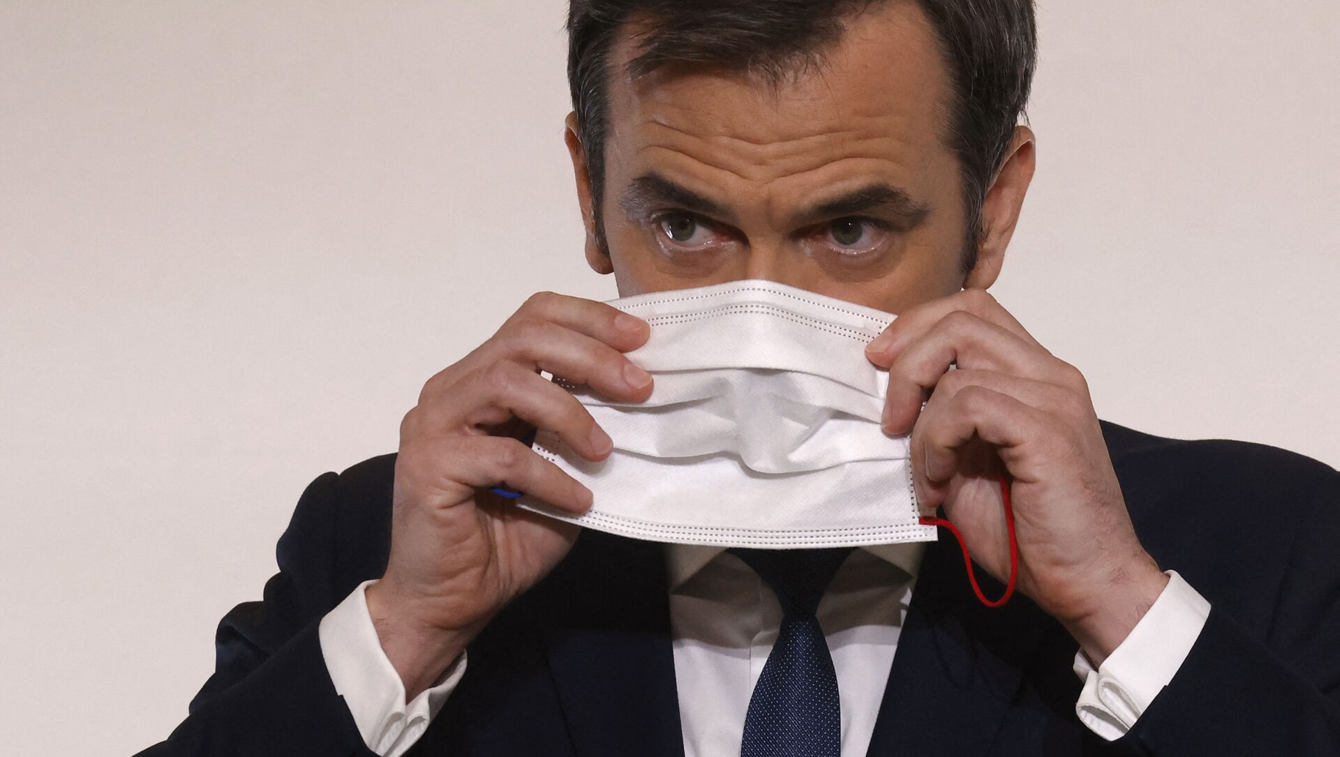 French Health Minister Olivier Veran puts on his protective face mask following a press conference on the current French government strategy for the ongoing Covid-19 pandemic in Paris, on April 22, 2021. - The peak of the third wave of the Covid-19 pandemic in France appears to be behind us, Prime Minister Jean Castex said on April 22, 2021, while travel restrictions will be relaxed from early next month. (Photo by Ludovic MARIN / POOL / AFP) - Sputnik Afrique, 1920, 09.07.2021