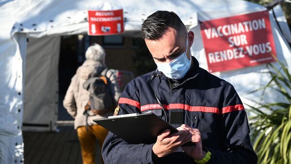 Un pompier se tient près d'une caserne de pompiers transformée en un centre de vaccination près de Montpellier - Sputnik Afrique