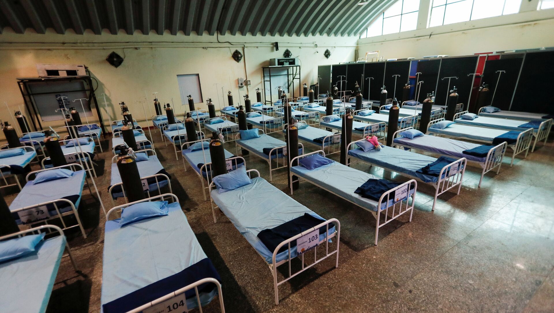 Des lits dans un établissement de traitement des patients atteints de Covid-19 à Bombay, le 13 avril 2021 - Sputnik Afrique, 1920, 25.04.2021
