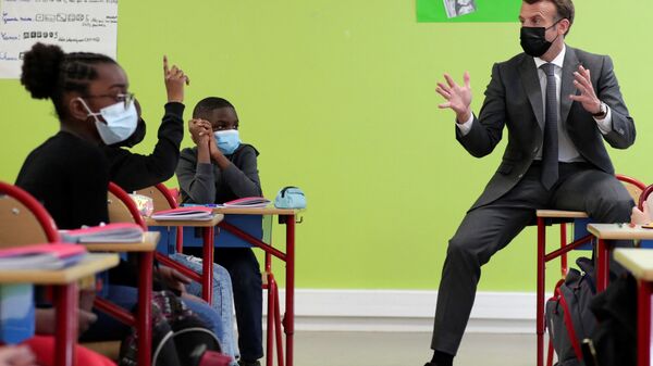 Macron en visite dans une école à Melun - Sputnik Afrique