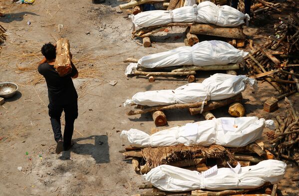 Crématoriums dépassés en Inde: les morts du Covid incinérés directement dans la rue

 - Sputnik Afrique