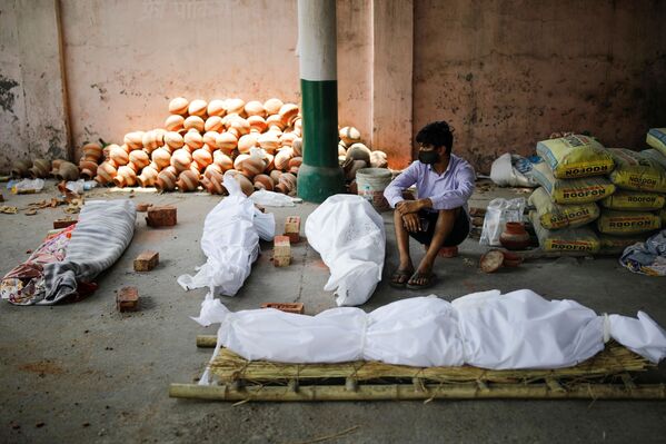 Crématoriums dépassés en Inde: les morts du Covid incinérés directement dans la rue

 - Sputnik Afrique