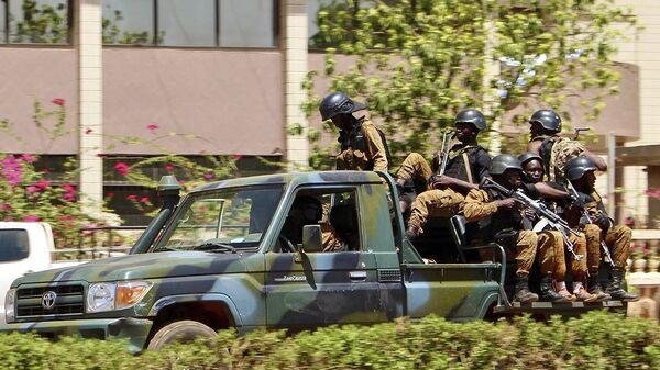 Des militaires roulent dans un véhicule près de l'ambassade de France à Ouagadougou, au Burkina Faso - Sputnik Afrique