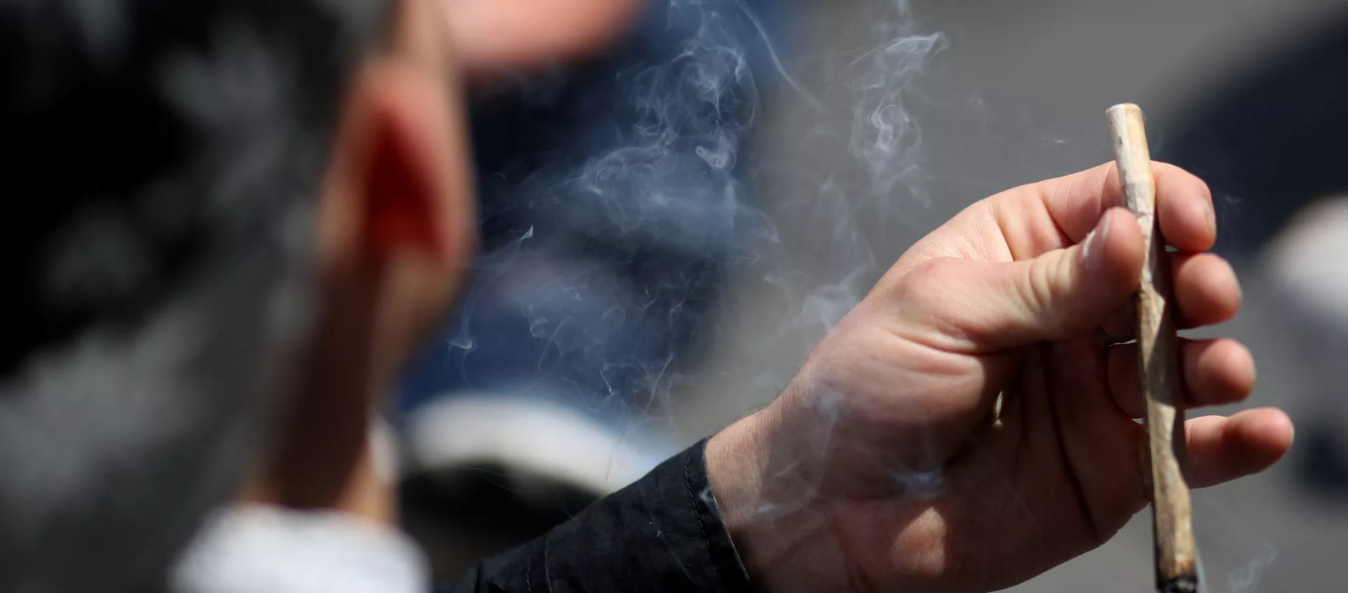 Un fumeur de cannabis - Sputnik Afrique, 1920, 28.04.2021