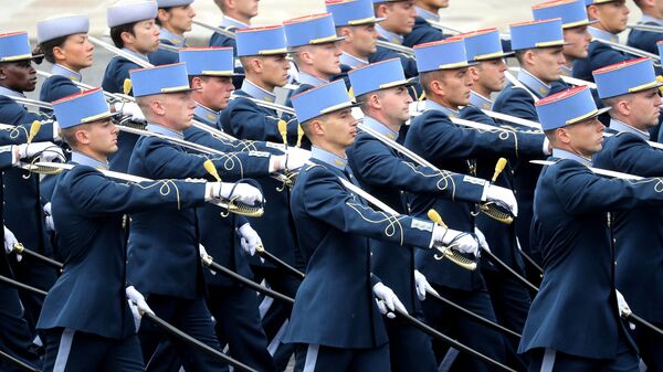 Un défilé militaire à Paris (archive photo) - Sputnik Afrique