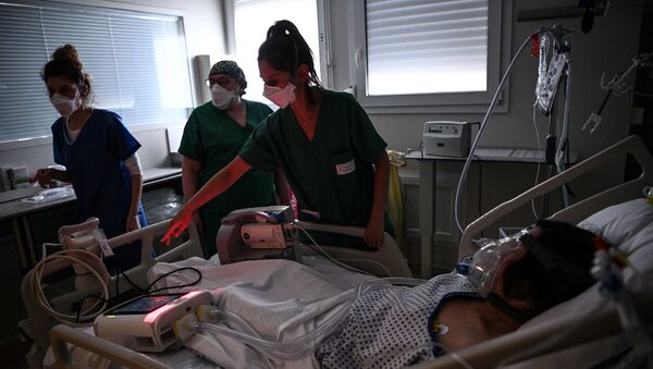 Des soignants dans une unité de soins intensifs dans l'hôpital Saint-Camille à Bry-Sur-Marne - Sputnik Afrique