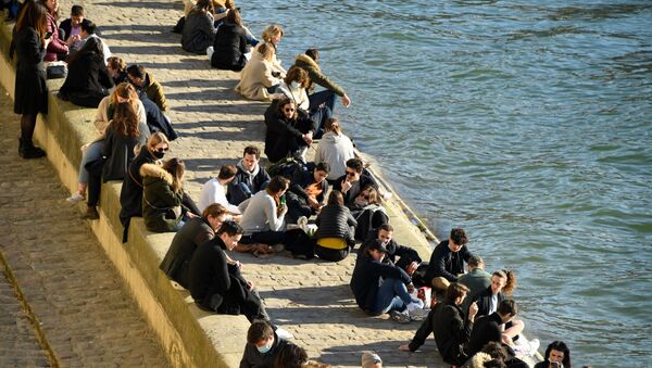 Des gens sur un quai de la Seine à Paris (photo d'archives) - Sputnik Afrique