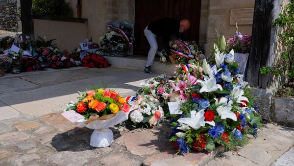 Couronnes de fleurs après l'attentat de Rambouillet - Sputnik Afrique