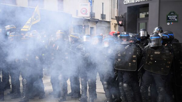 Les forces de l'ordre déployés pendant la manifestation du 1er mai à Paris, en 2021 - Sputnik Afrique