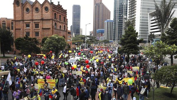 Des manifestants lors d'une journée de grève nationale contre le projet de réforme fiscale à Bogota, Colombie, le 28 avril 2021 - Sputnik Afrique