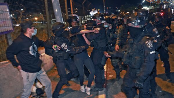 heurts entre policiers israéliens et jeunes palestiniens à Jérusalem - Sputnik Afrique